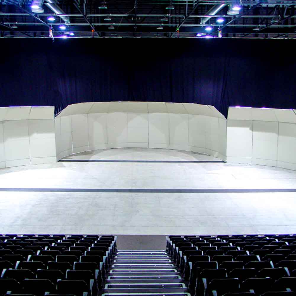 Set up of mobile acoustic walls as an acoustic support for a performance