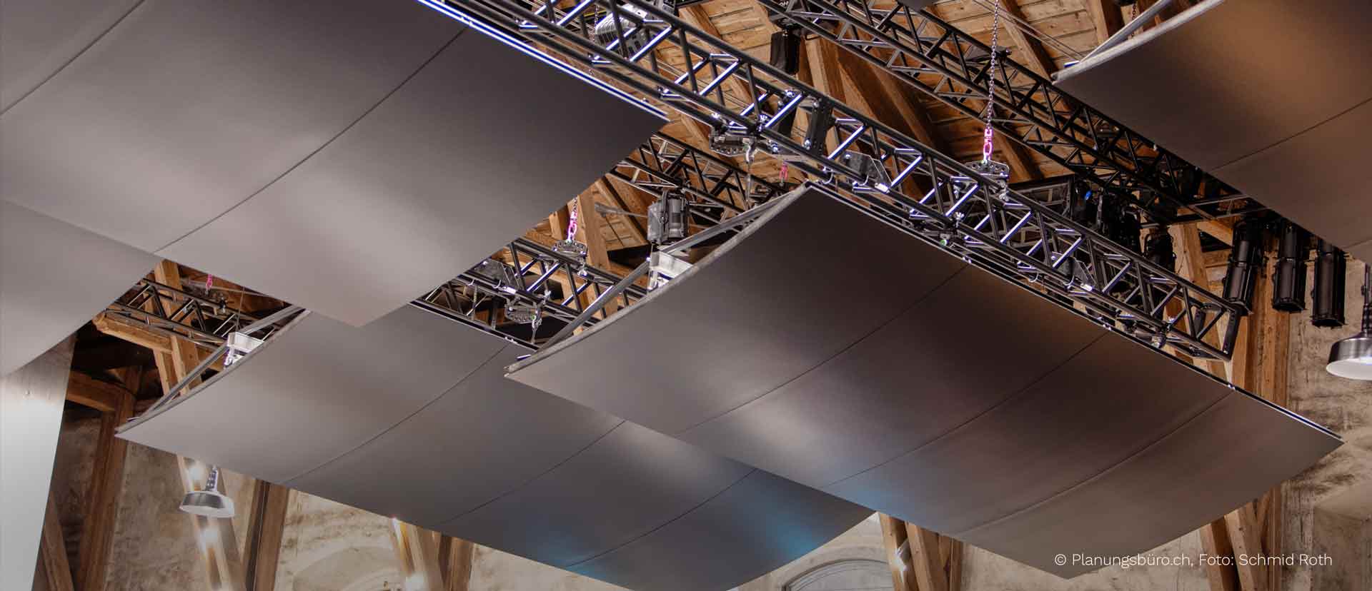 Mobile acoustic walls hanging from the ceiling